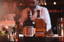 Een van ’s werelds beste cocktailbars L’Antiquario doet toffe pop-up in Amsterdamse hotelkamer