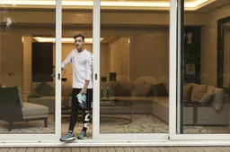 Mesut Özil showt huis met waanzinnige sneaker collectie en brute AMG weels