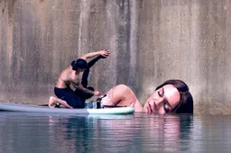 Deze straatkunstenaar schildert hyper-realistische vrouwen vanaf een surfplank