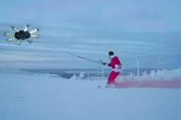 Dude gebruikt drone om door de sneeuw te knallen