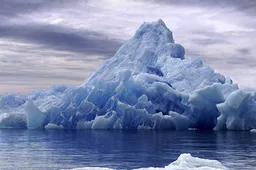 Gigantische ijsberg maakt salto