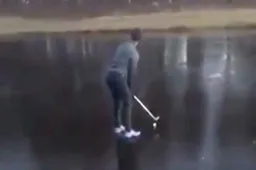 Dude wil golfbal slaan vanaf bevroren meertje maar faalt volledig