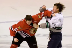 IJshockeyers beuken ouderwets flink op elkaars hoofd in
