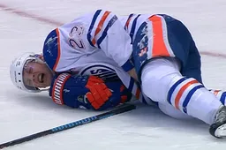 IJshockeyspeler blokt keiharde puck met zijn edele delen, pijnlijk