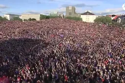 IJslandse fans verwelkomen hun helden met massive thunderapplaus