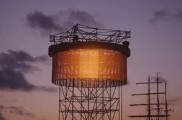 Topje van de A'DAM Toren symbolisch verlicht tijdens ADE