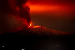 De Etna laat weer van zich horen en dit levert schitterende beelden op
