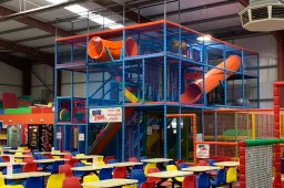 Zuipen en klauteren in een indoorspeeltuin, wat wil een mens nog meer?