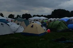 Stoute Jongens & Meisjes: "Hoe ik samen met mijn beste vriendin een trio had op Lowlands"