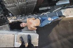 Deze fotograaf neemt foto’s van modellen op de daken van New York