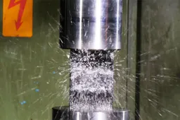 Dit gebeurt er met de iPhone 7 als je hem in een hydraulische pers stopt