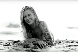 Dag 4 van LOVE Magazine: Ireland Baldwin stript op het strand