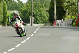 Racer James Hillier krijgt schrik van z'n leven op 275 km/u tijdens Isle of Man TT