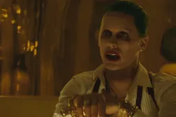 Jared Leto kruipt in de rol van Playboy-koning Hugh Hefner