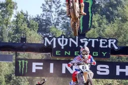Winnaar van Motorcross wordt direct na de finish neergehaald door concurrent