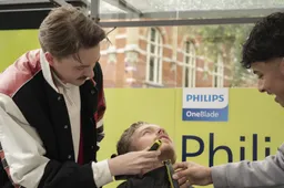De bekendste snor van Nederland showt barbierskunsten in toffe barber tram-station