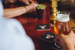 Alfa Bier steekt met nobele actie de horeca een hart onder de riem