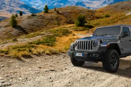 De nieuwe Jeep Wrangler is een moddervette 4XE