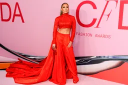 De 53-jarige Jennifer Lopez flaneert er wederom op los