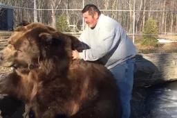 Deze dude is BFF’s met een reusachtige beer