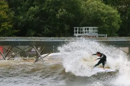 Professioneel surfer traint op kunstgolven