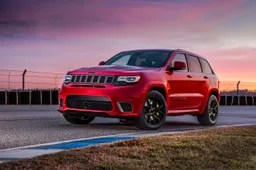 Angstaanjagende SUV Jeep Trackhawk brult met 707 pk Hellcat-blok de wegen plat