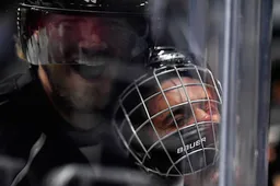 Justin Bieber krijgt bodycheck tijdens NHL All Star potje