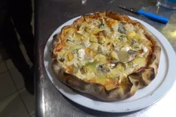 Fransman maakt recordbrekende kaaspizza met meer dan 200 soorten kaas