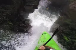 Waaghals van een kayakker neemt het op tegen een 18 meter hoge waterval