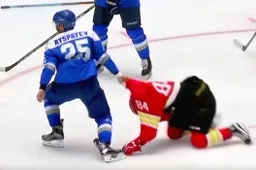Kazachstaanse ijshockeyer vecht tegen voltallig Chinees ijshockeyteam