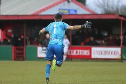 Doelman van 6e divisieclub in Engeland is instant clubheld na spectaculaire supergoal