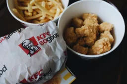 Eindbaas at een jaar lang gratis KFC door te zeggen dat hij van hoofdkantoor was