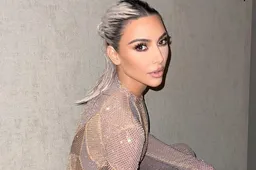 Kim K steelt de show in haar doorschijnende jurk