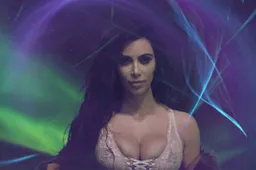 Kim Kardashian reist door de ruimte in lingerie