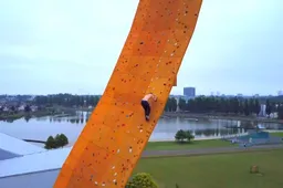 Mafkees beklimt ongezekerd ’s werelds grootste klimwand in Groningen