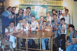Vriendengroep houdt extreme kroegentocht van 32 jaar