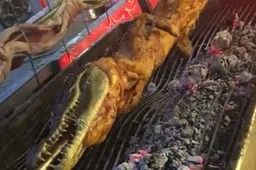 In Thailand grillen ze krokodil en slang op straat