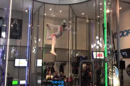 Dit vliegende meisje geeft een compleet nieuwe dimensie aan indoor skydiven