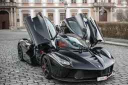 LaFerrari terroriseert straten van Praag op barbaarse wijze