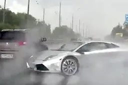 Lambo bestuurder kan z’n Muciélago niet aan en knalt tegen vangrail