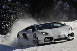 Driftende Lambo’s laten zien hoe leuk sneeuw kan zijn