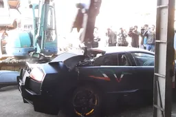 Lamborghini Murciélago van Taiwanese wanbetaler wordt in stukken geramd