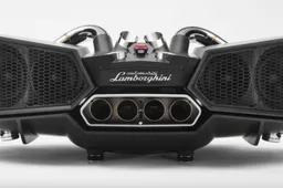 Deze dikke speaker is gemaakt van een originele Lamborghini uitlaat