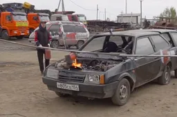 Gekke Russen gieten gesmolten koper in een draaiende Lada motor