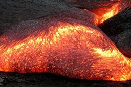 Raak helemaal bevredigd met deze timelapse van stromend lava