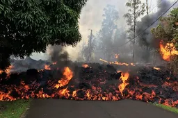 Moedernatuur is een bitch: lava verwoest huisjes op Hawaii