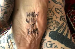 Deze man zet tijdens lockdown iedere dag een tattoo bij zichzelf