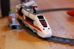 Gast bouwt reusachtige treinbaan van LEGO