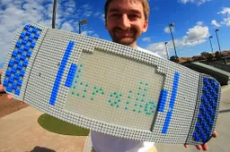 Dudes testen skateboard die volledig gemaakt is van LEGO