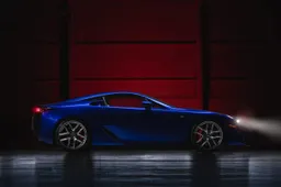 De Lexus LFA Supercar viert zijn tiende verjaardag en blaast letterlijk 10 kaarsjes uit